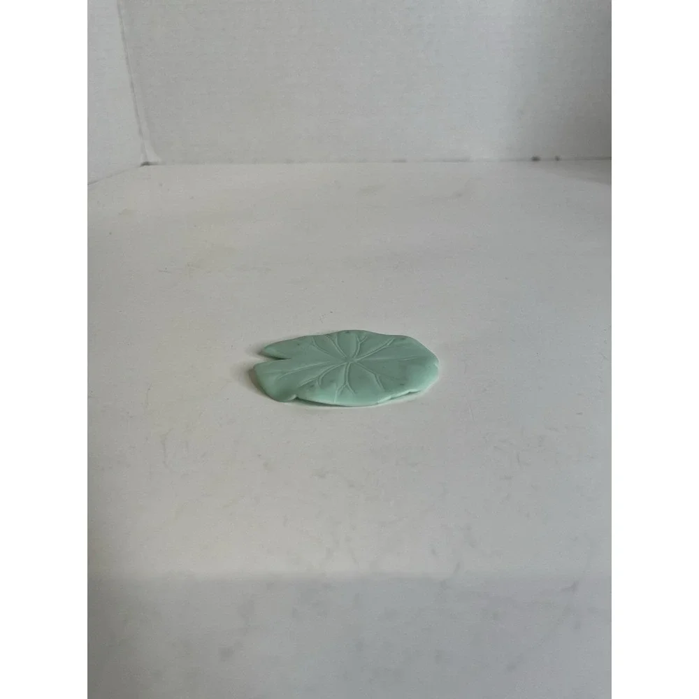 LPS ACCESSORY or doll house part Green leaf